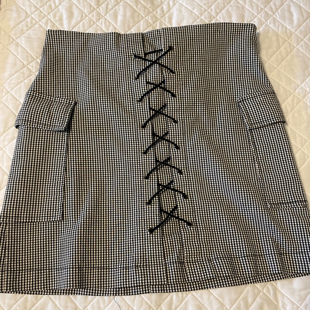 Stylish Black and White Skirt. Size L junior. Stretchy. Zip up back with pockets